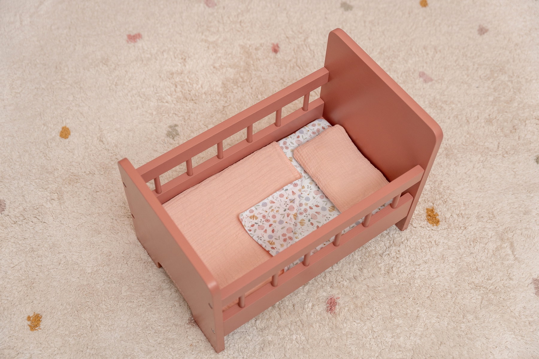 Little Dutch fa játék babaágy ágyneművel